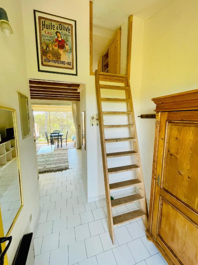 Bel Appartement Avec Mezzanine, Vue Mer Et Piscine Cogolin Exterior photo